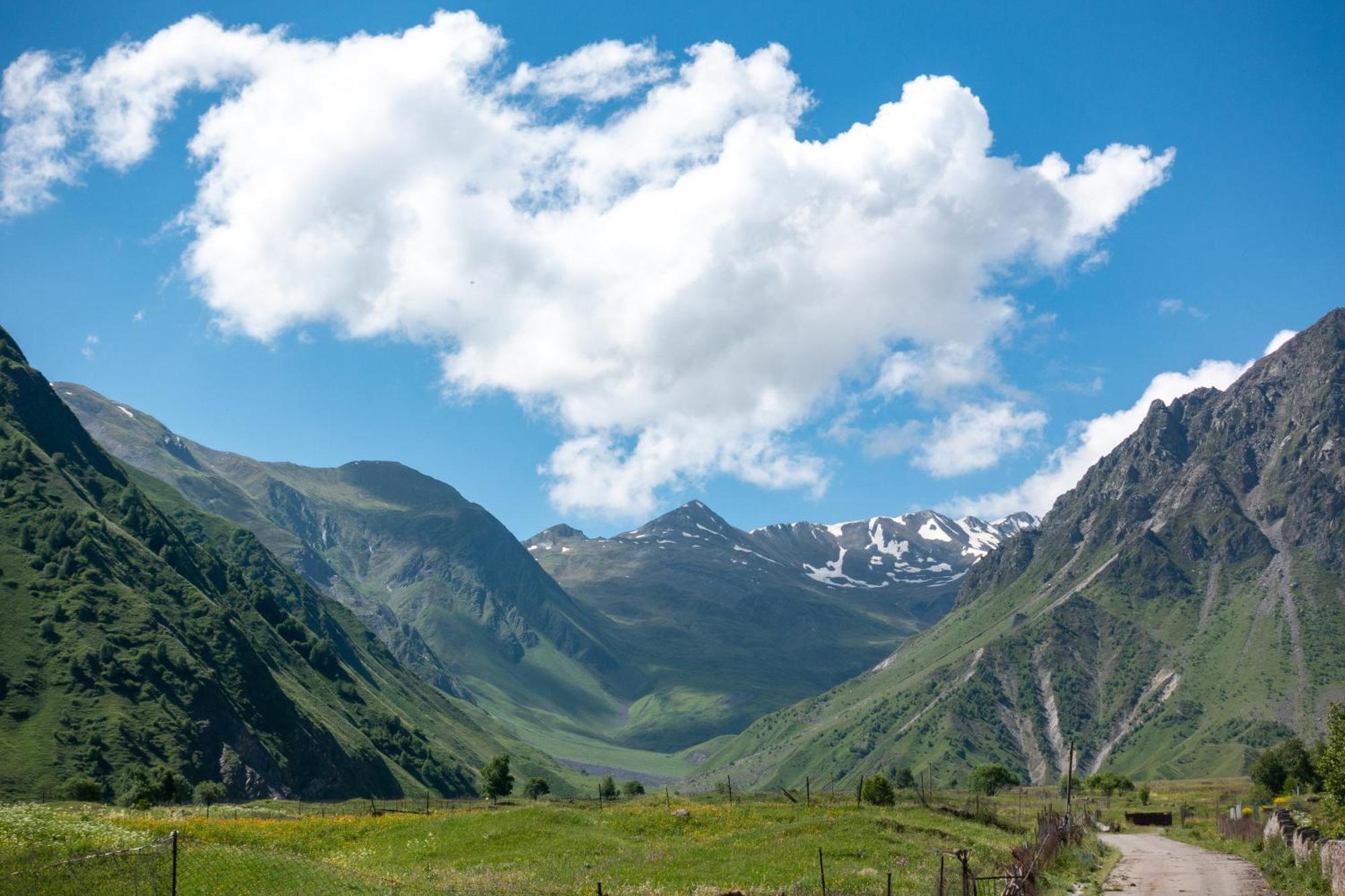 Terkhena Hotel Kazbegi Luaran gambar